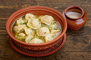 Пельмени с бульйоном